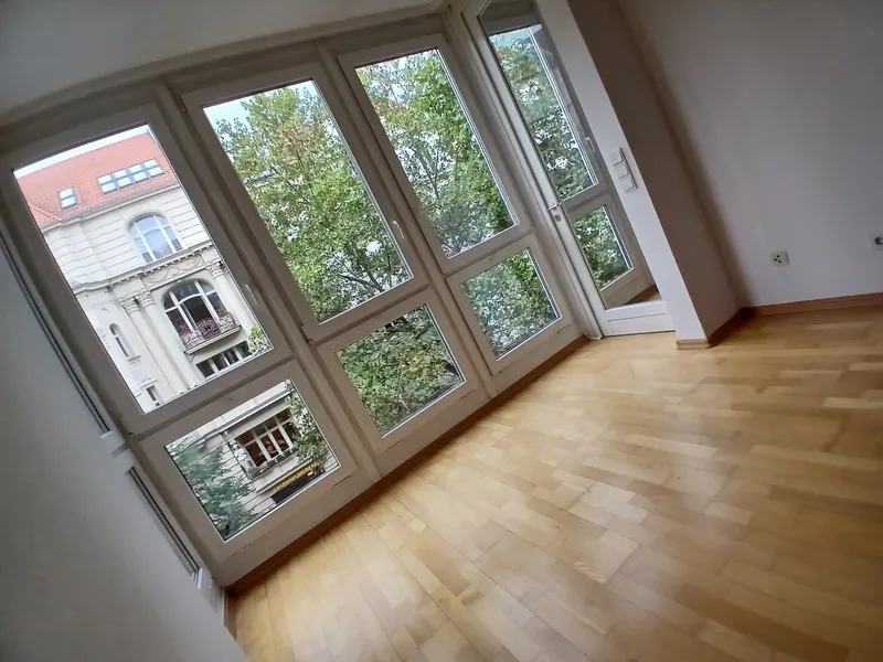 Urbanes Wohnen mit Flair – Helle Wohnung mit Balkon im Herzen der Stadt — photo 1